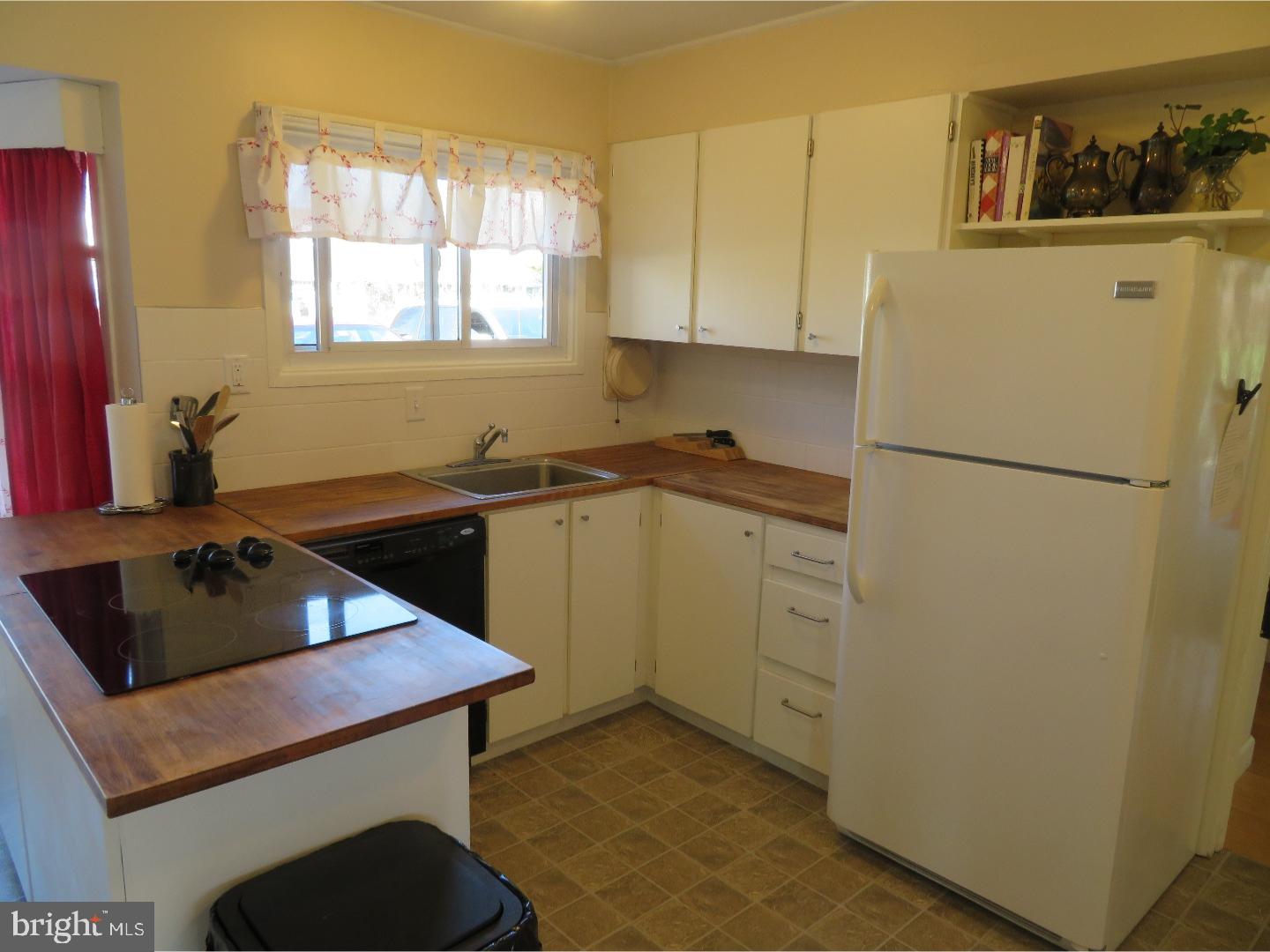 57 Fallenrock Road Levittown, PA 19056 - Photo 4 of 25 Kitchen