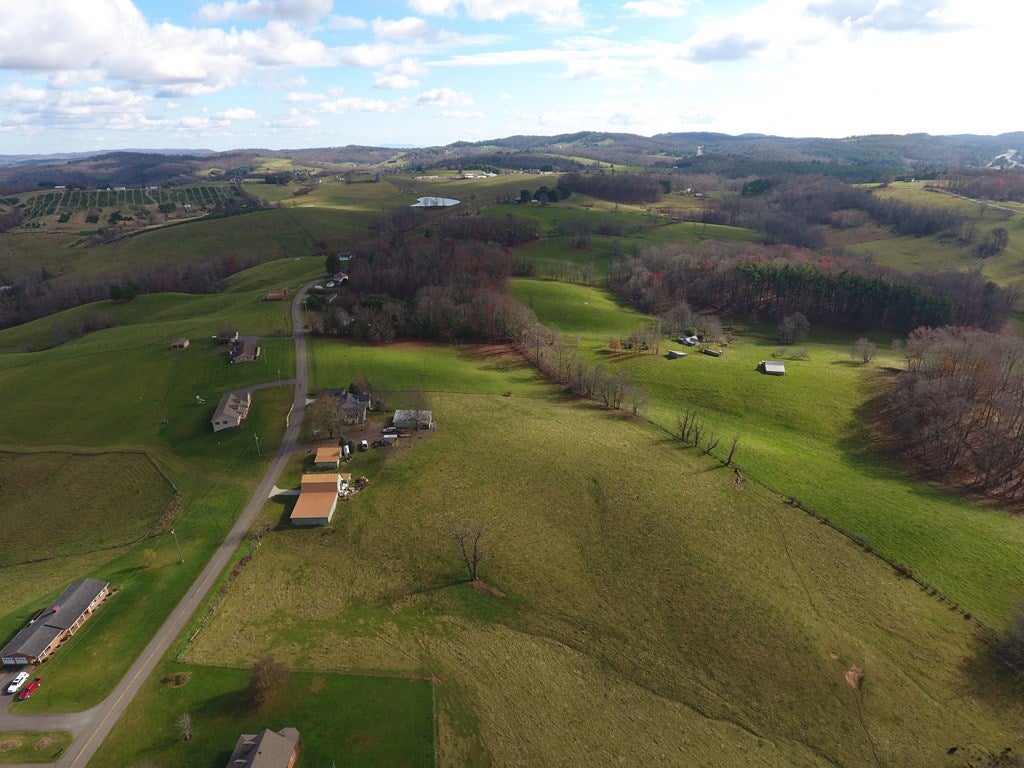 1071 Winding Ridge Road Hillsville, VA 24343 - Photo 9 of 59 Gallery Image 9