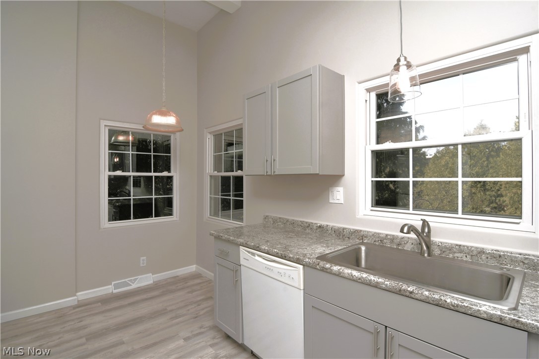 80 Trunko Road Akron, OH 44333 - Photo 7 of 21 Kitchen dining area