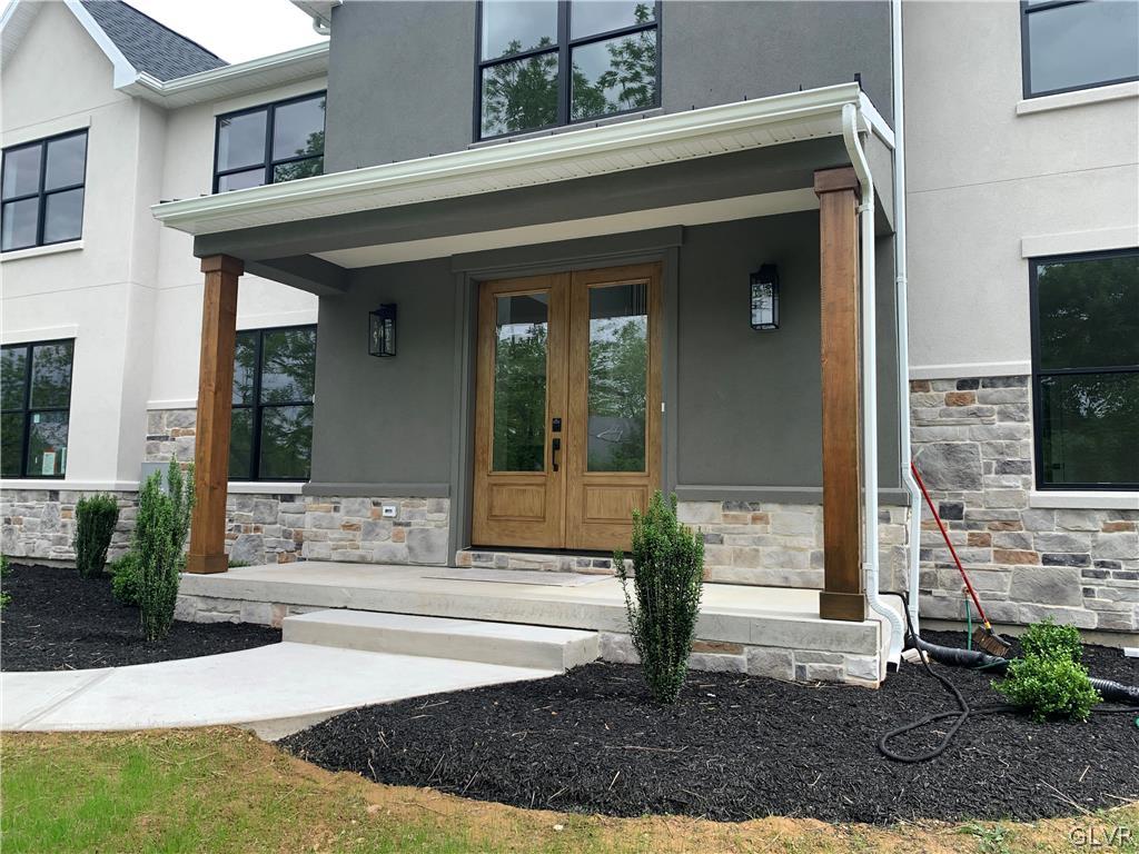 WIDE COVERED ENTRY