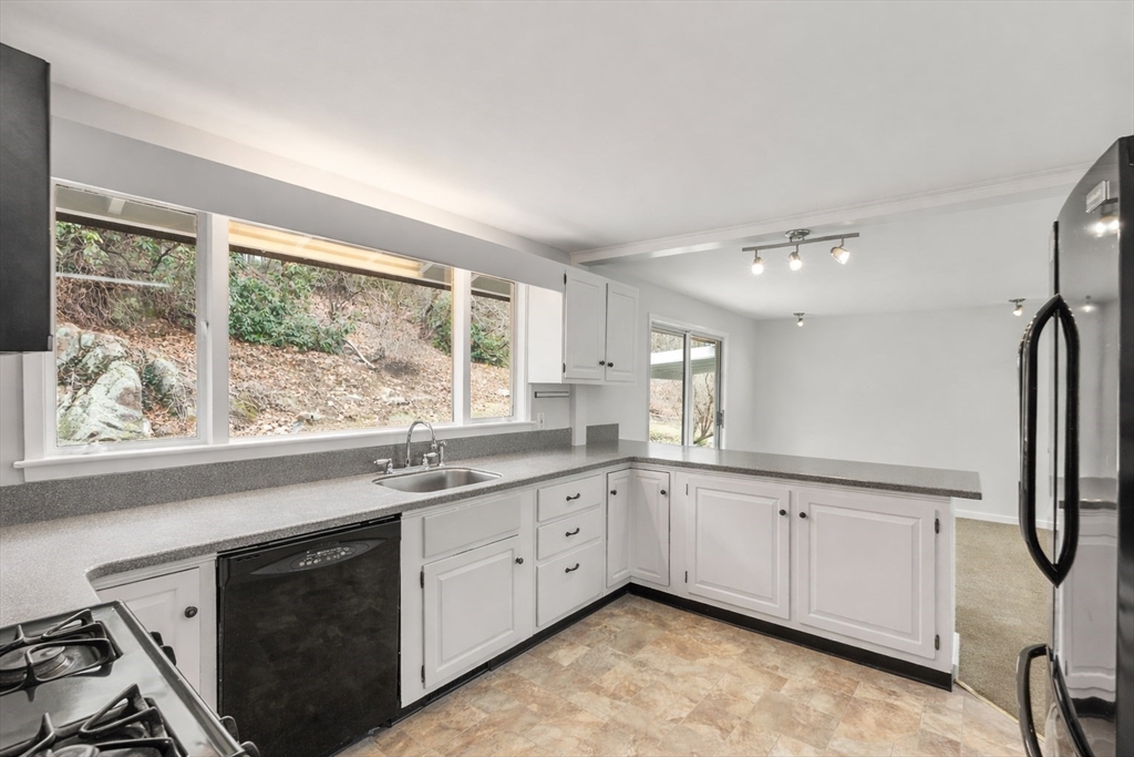 7 Walker Road Manchester, MA 01944 - Photo 6 of 25 Gallery Image 6
