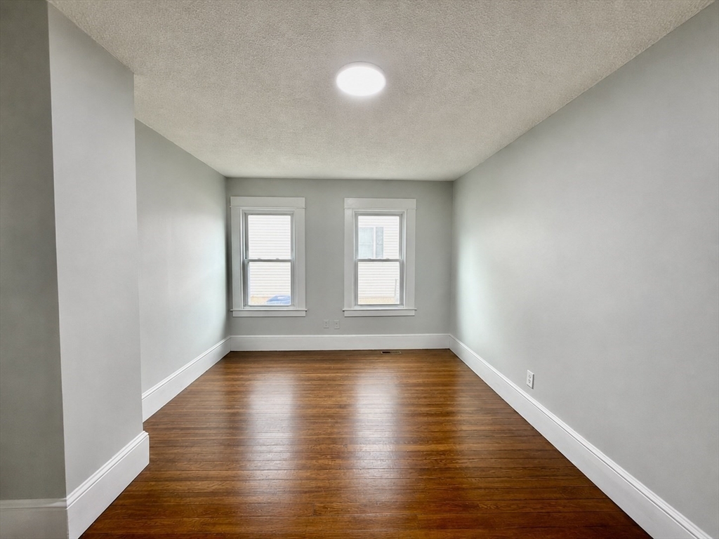 27 Loring Street Springfield, MA 01105 - Photo 6 of 29