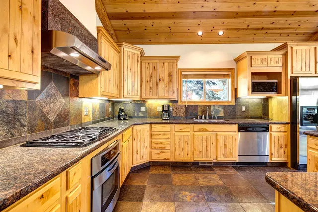 $1,650,000 | 13585 Northwoods Boulevard, Truckee, CA 96161