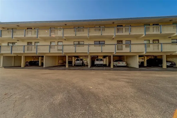 a view of entryway with a deck