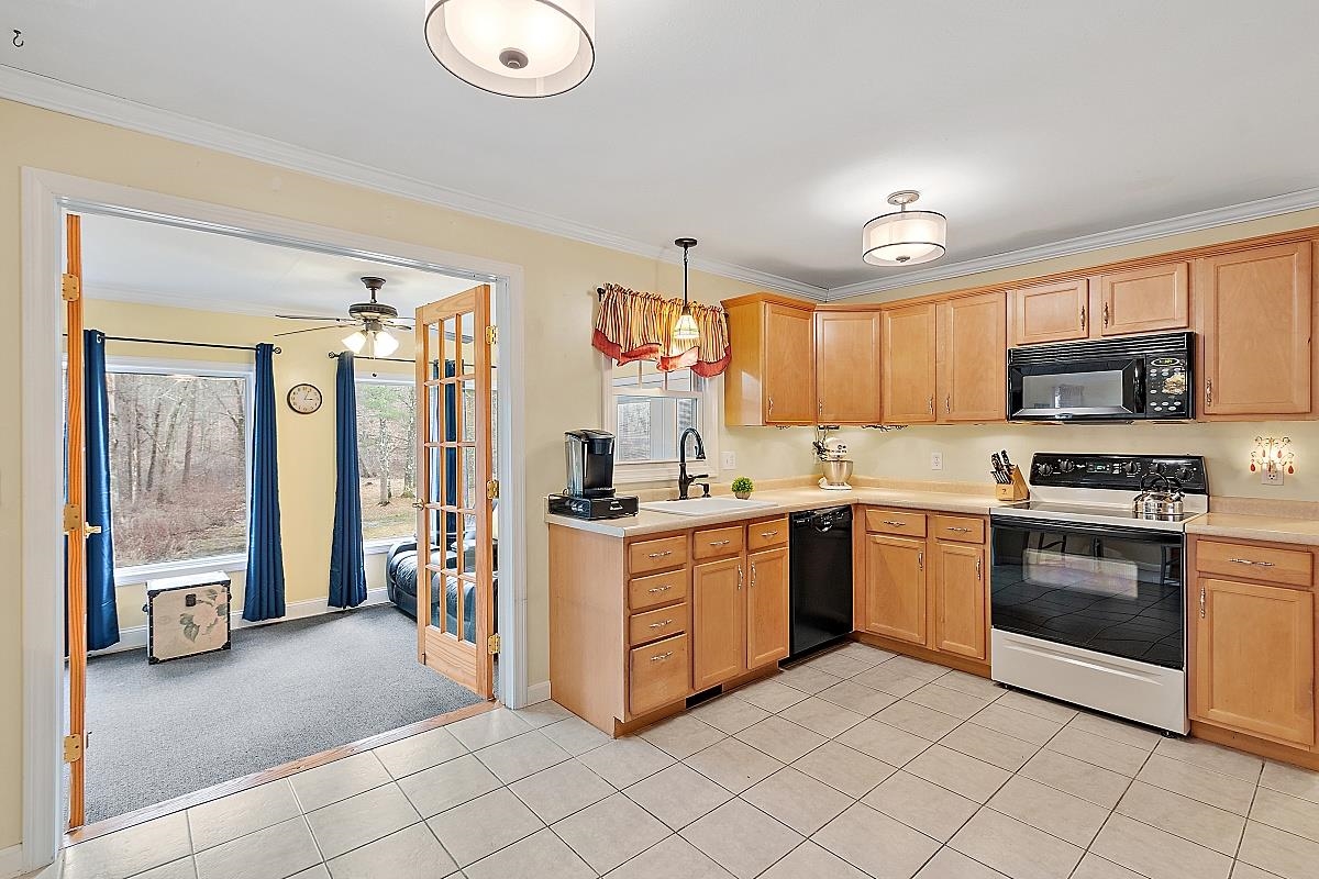 63 Tallant Road Pelham, NH 03076 - Photo 13 of 40