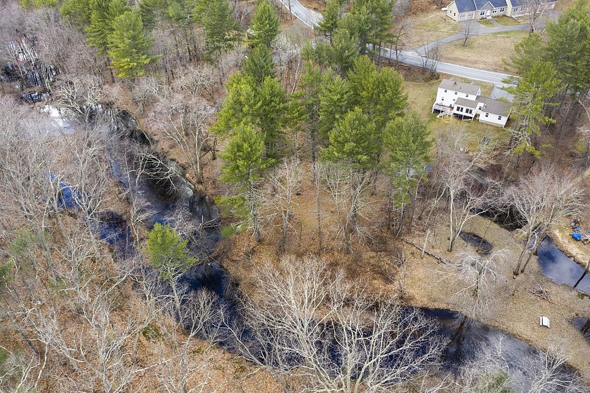 63 Tallant Road Pelham, NH 03076 - Photo 3 of 40