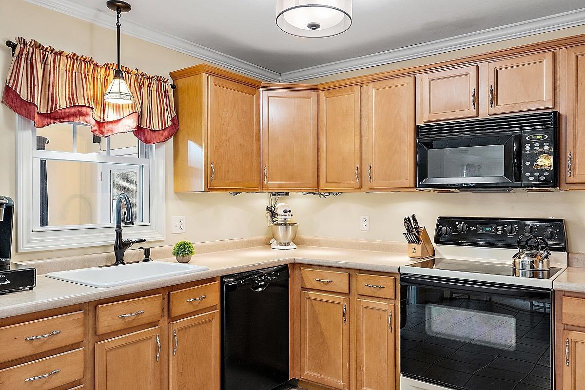 63 Tallant Road Pelham, NH 03076 - Photo 33 of 40