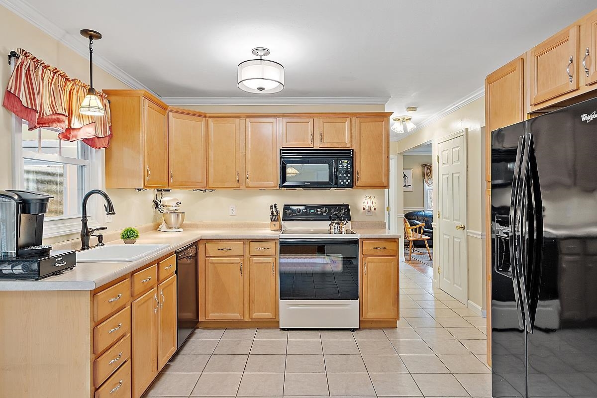 63 Tallant Road Pelham, NH 03076 - Photo 34 of 40
