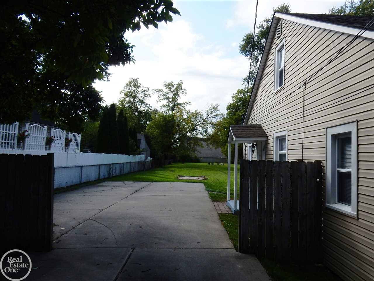 25571 Peter Kaltz Road Warren, MI 48091 - Photo 33 of 35 50027877-32.JPG