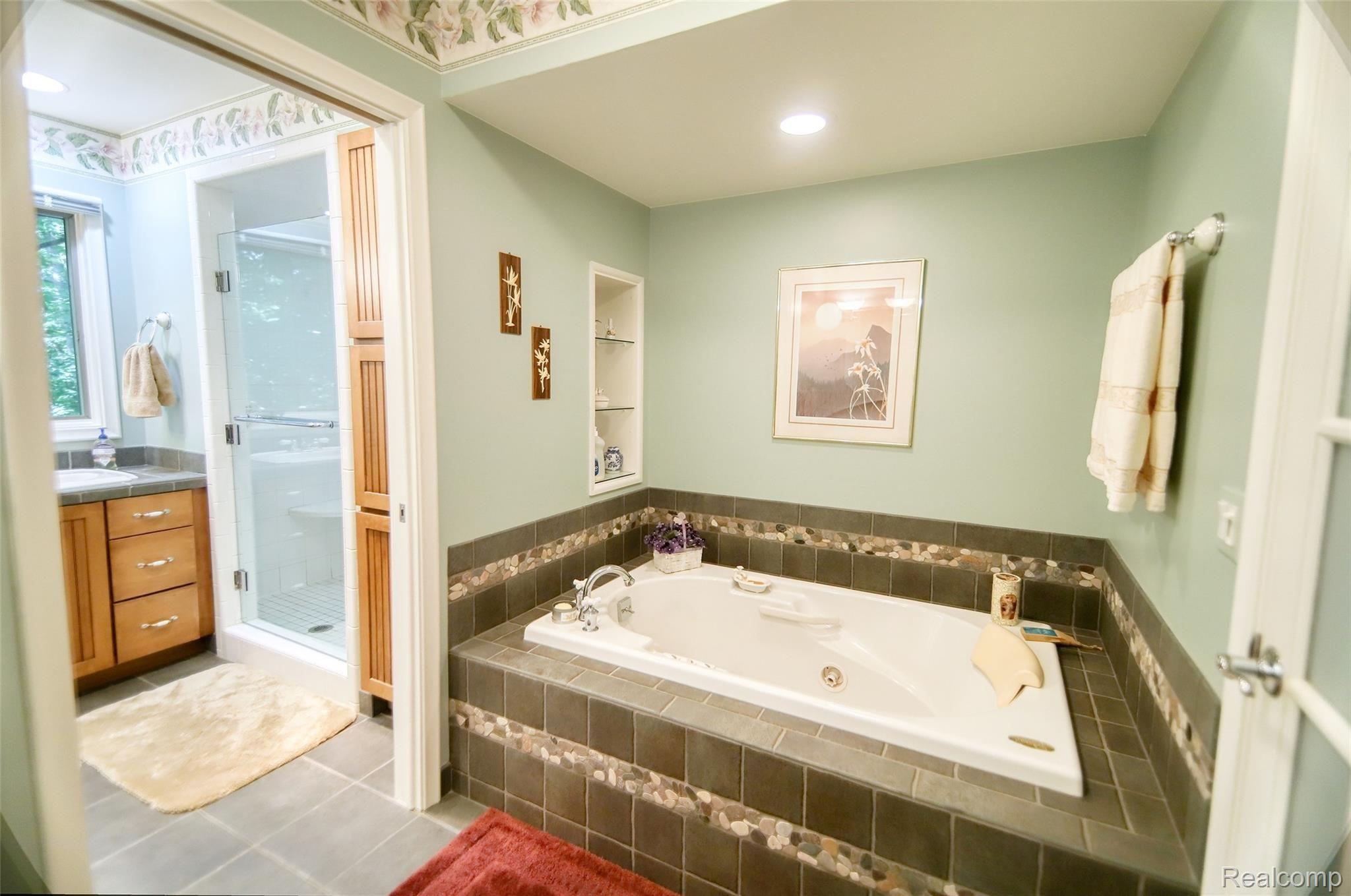 675 South Fieldstone Drive Rochester, MI 48309 - Photo 27 of 71 26_masterbath 6.jpeg