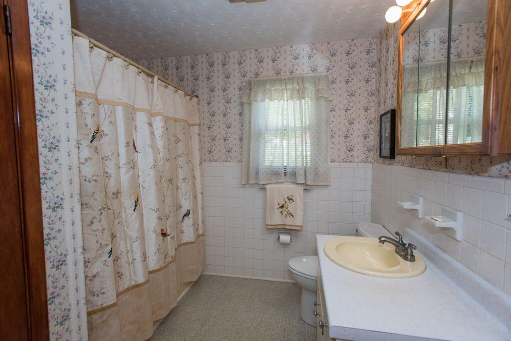 4605 Crestfield Road Knoxville, TN 37921 - Photo 18 of 28 FULL BATH UPSTAIRS