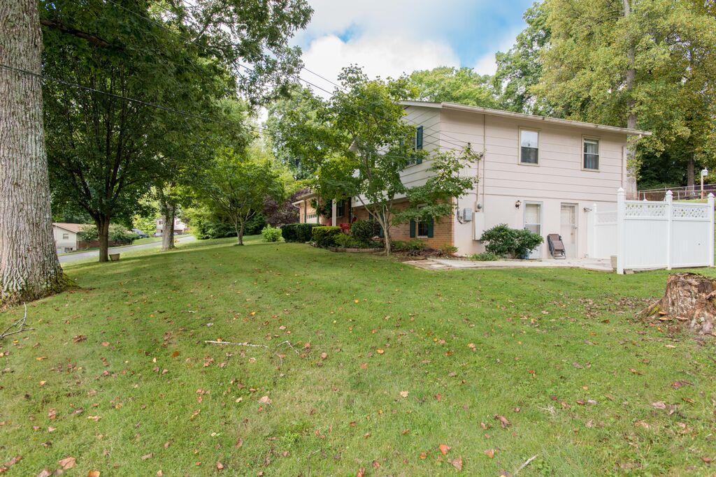 4605 Crestfield Road Knoxville, TN 37921 - Photo 25 of 28 SIDE VIEW