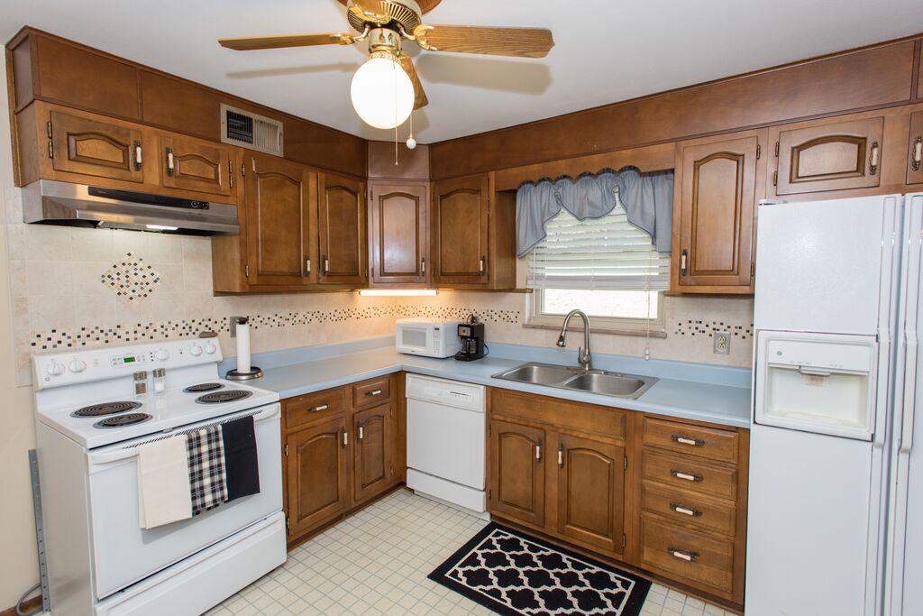 4605 Crestfield Road Knoxville, TN 37921 - Photo 7 of 28 KITCHEN ANOTHER VIEW