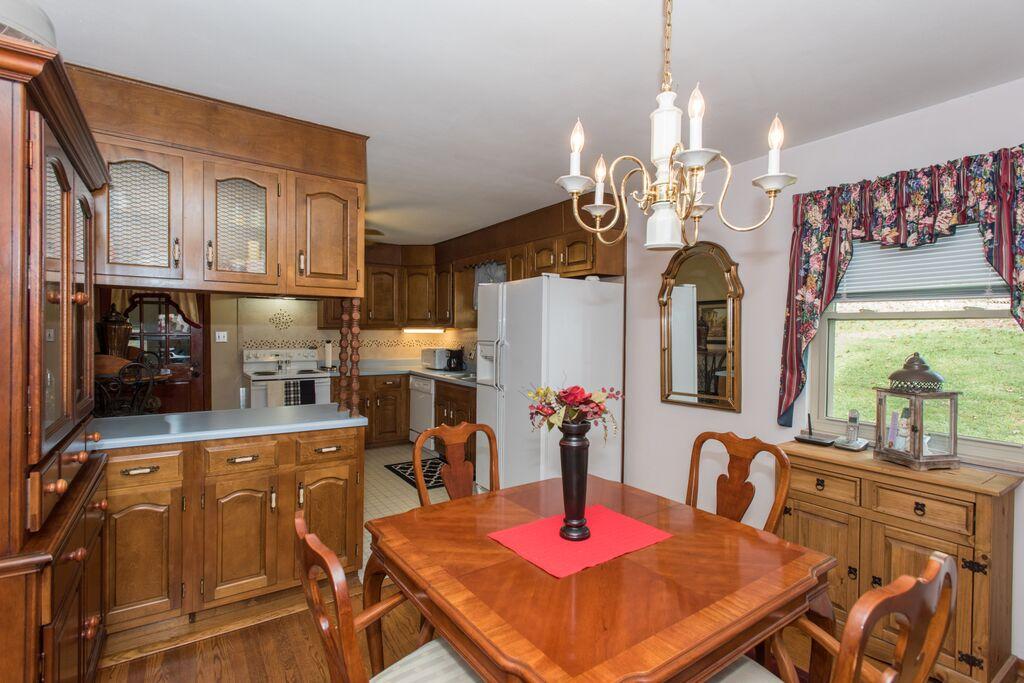 4605 Crestfield Road Knoxville, TN 37921 - Photo 8 of 28 BREAKFAST ROOM INTO KITCHEN