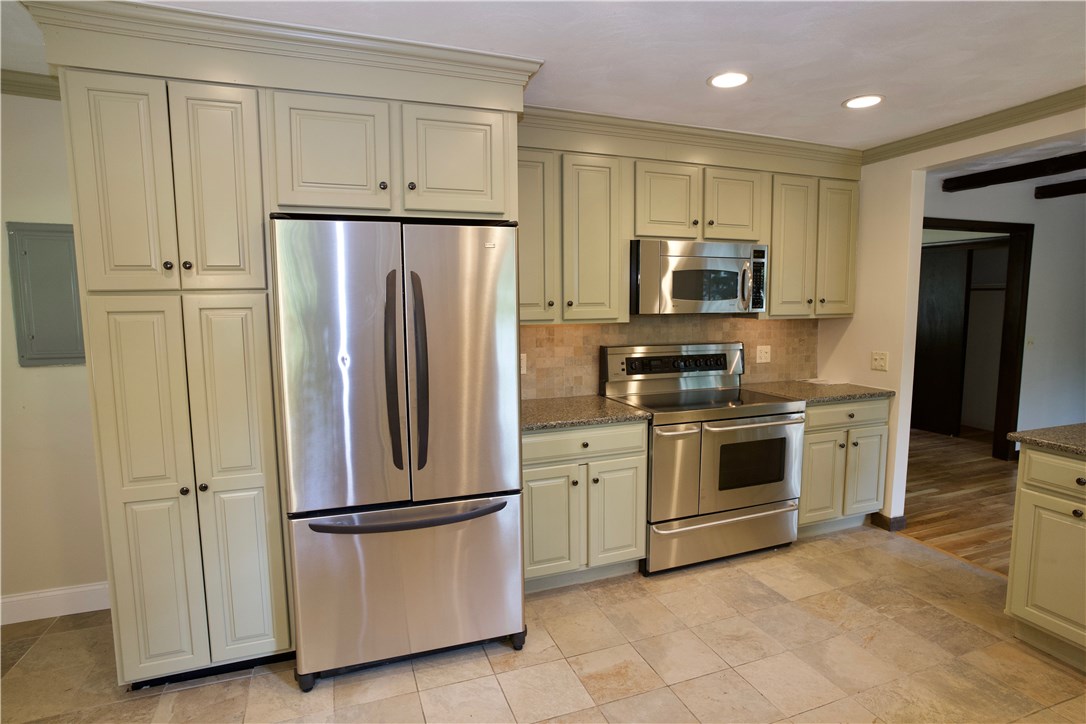 216 Cumberland Road Warwick, RI 02886 - Photo 4 of 17
