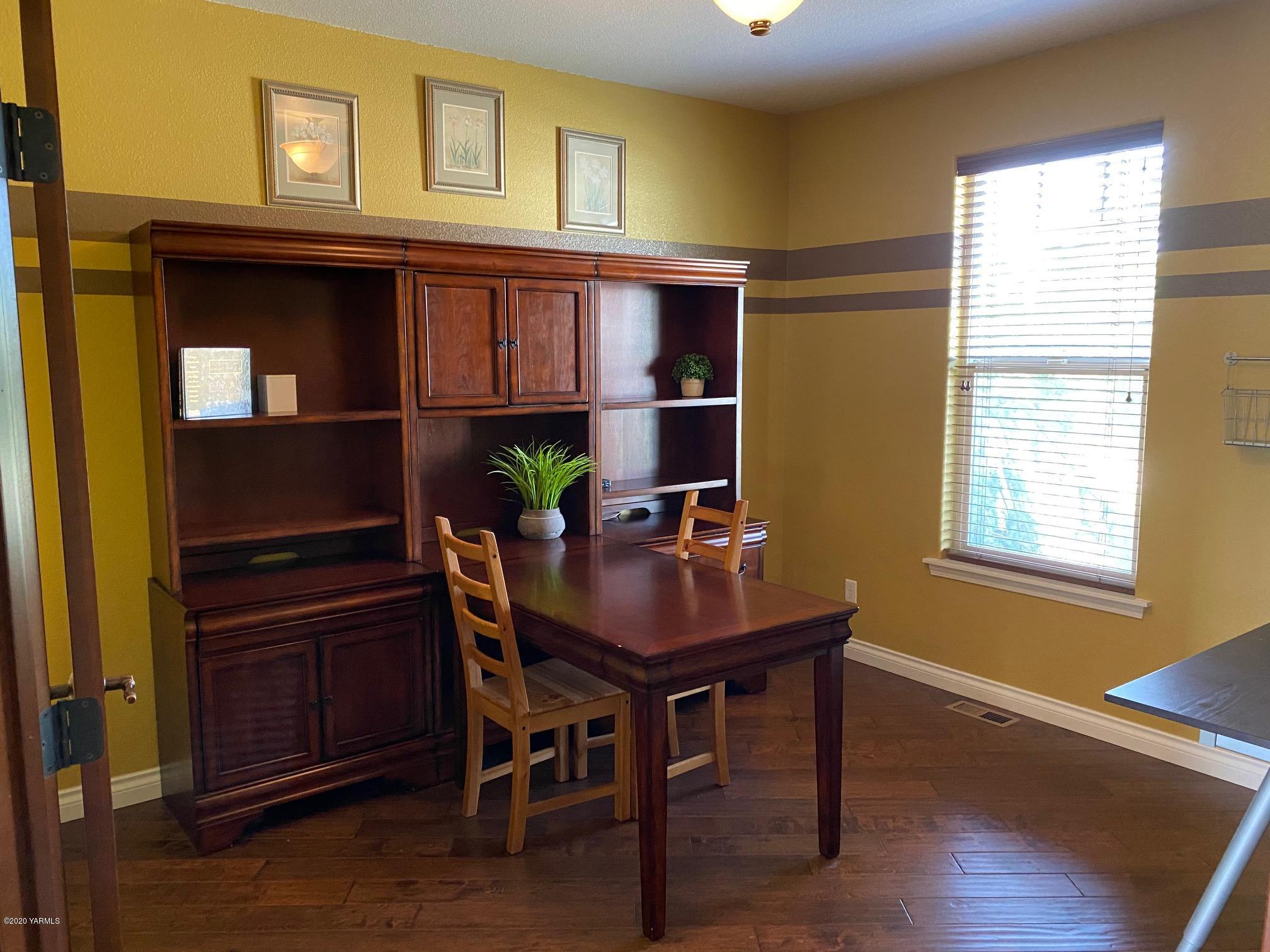 3365 Waneta Road Grandview, WA 98930 - Photo 18 of 35 a view of a dining room with furniture and window