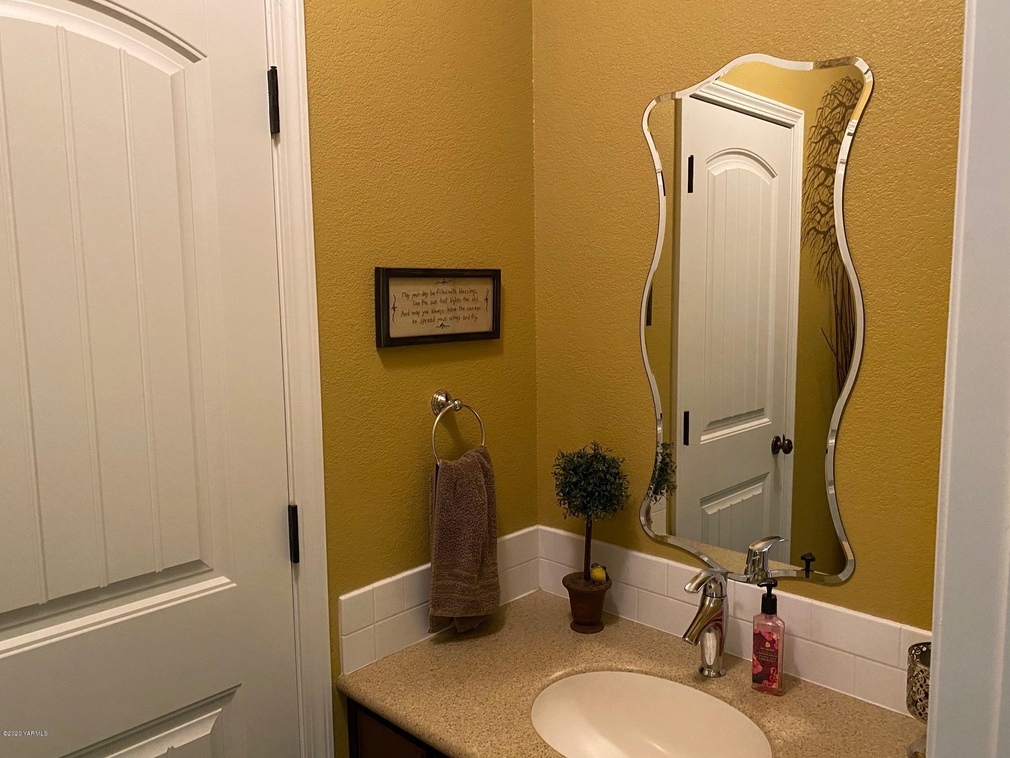 3365 Waneta Road Grandview, WA 98930 - Photo 20 of 35 a bathroom with a sink toilet and mirror