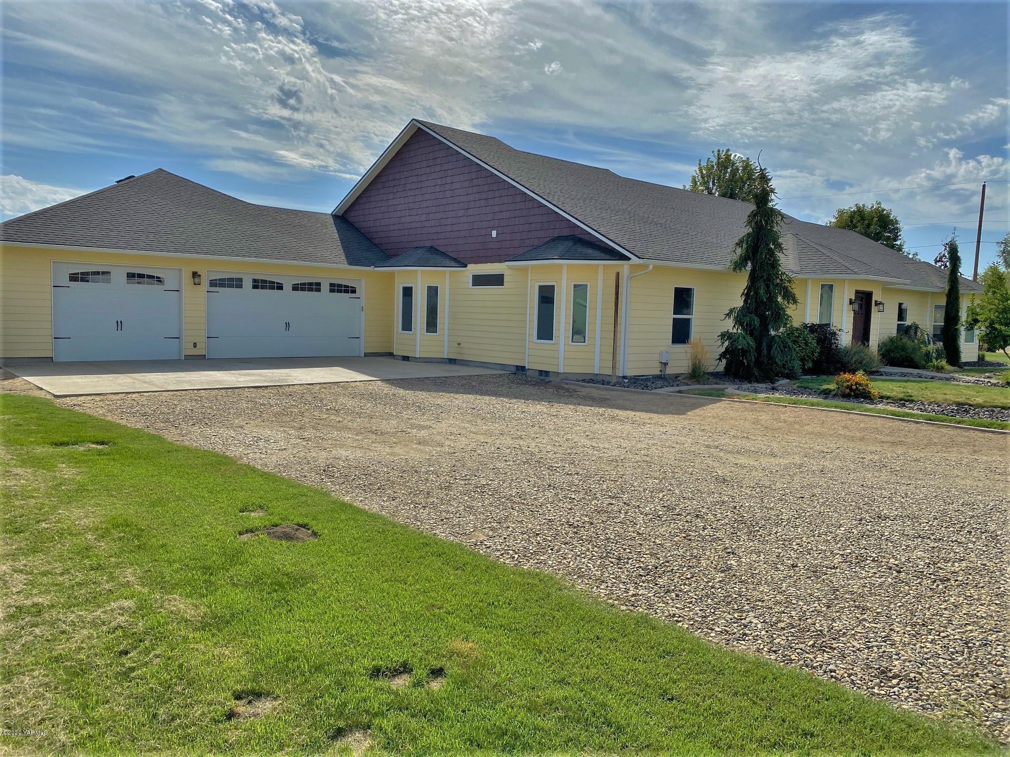 3365 Waneta Road Grandview, WA 98930 - Photo 3 of 35 a front view of a house with a yard and garage