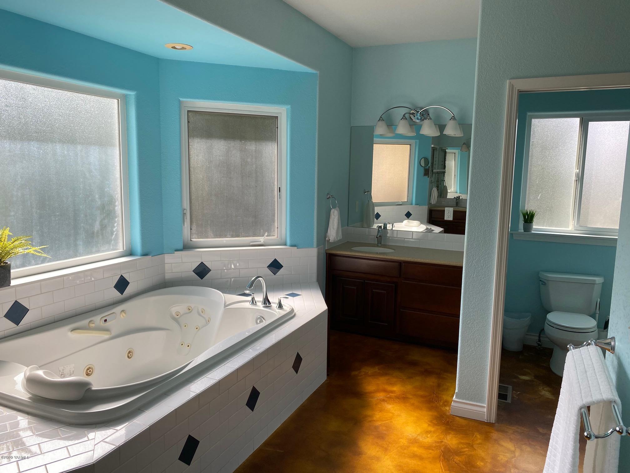 3365 Waneta Road Grandview, WA 98930 - Photo 24 of 35 a bathroom with a tub sink and mirror