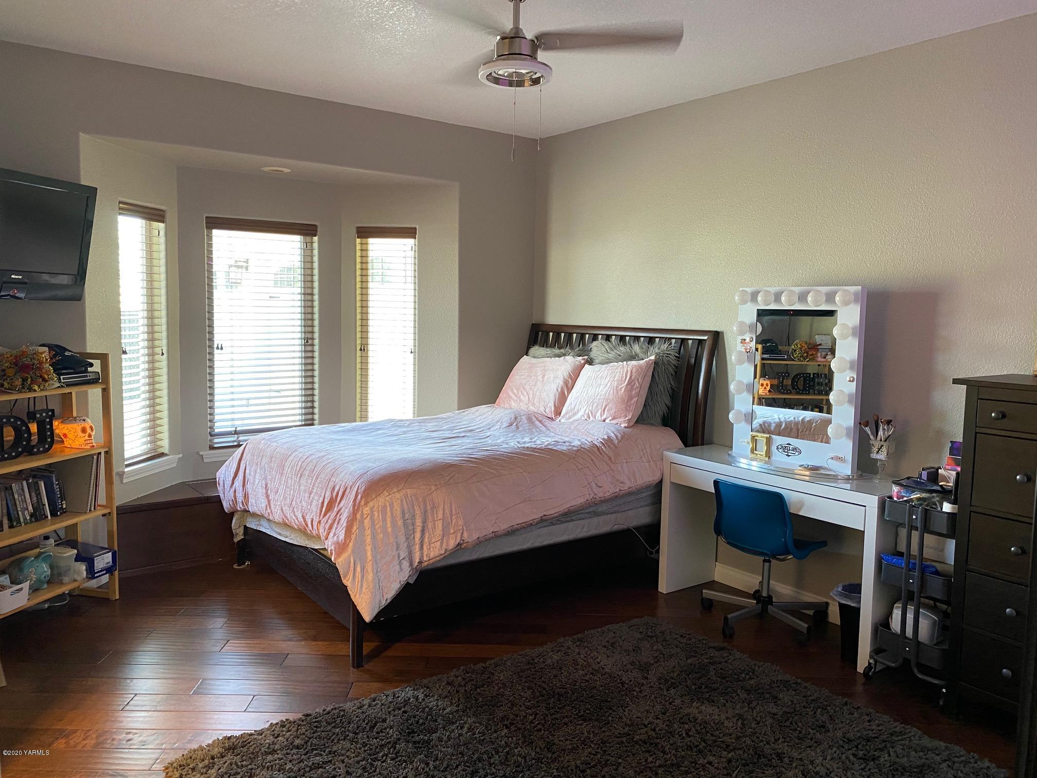 3365 Waneta Road Grandview, WA 98930 - Photo 27 of 35 a bedroom with a bed and a desk