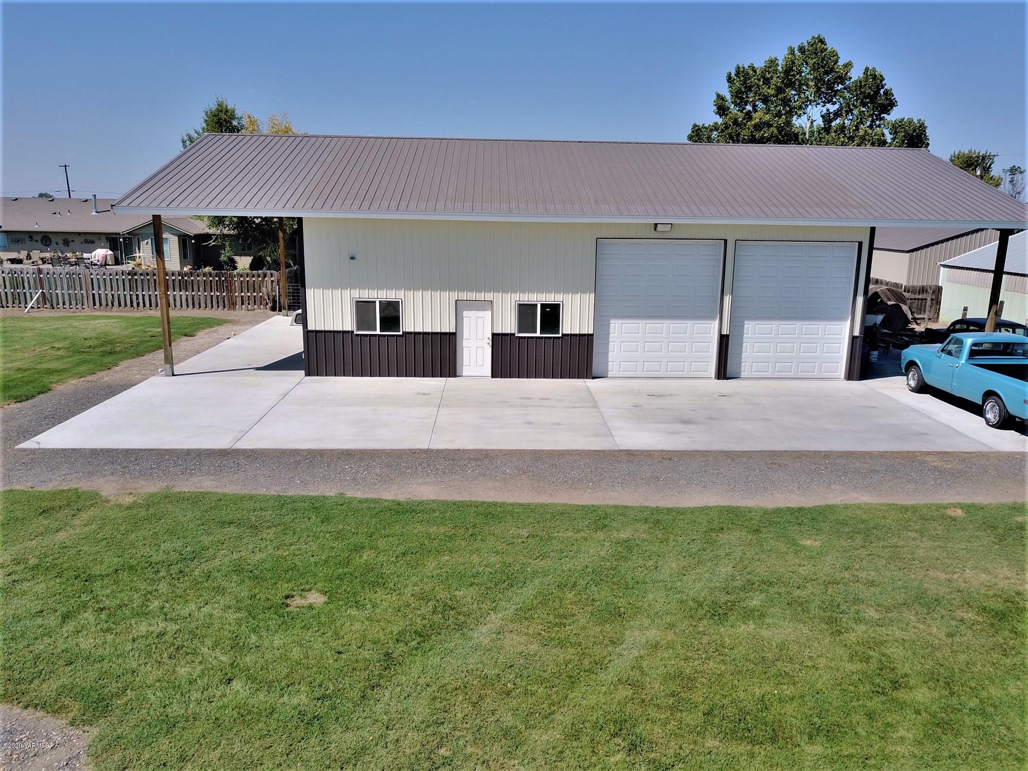 3365 Waneta Road Grandview, WA 98930 - Photo 10 of 35 a view of a house with a yard and sitting area