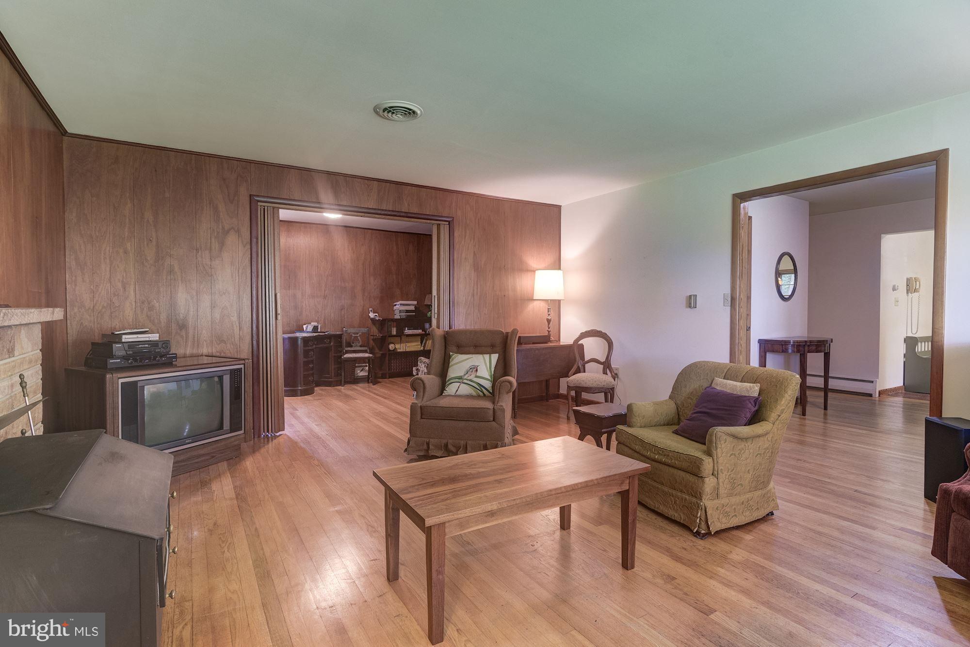 7513 Ridge Road Frederick, MD 21702 - Photo 5 of 35 Living Room