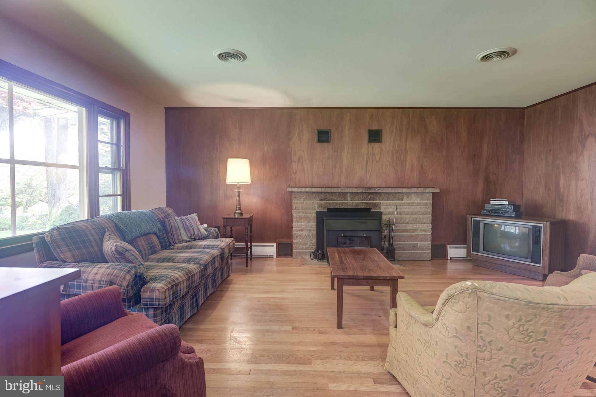 7513 Ridge Road Frederick, MD 21702 - Photo 6 of 35 Living Room