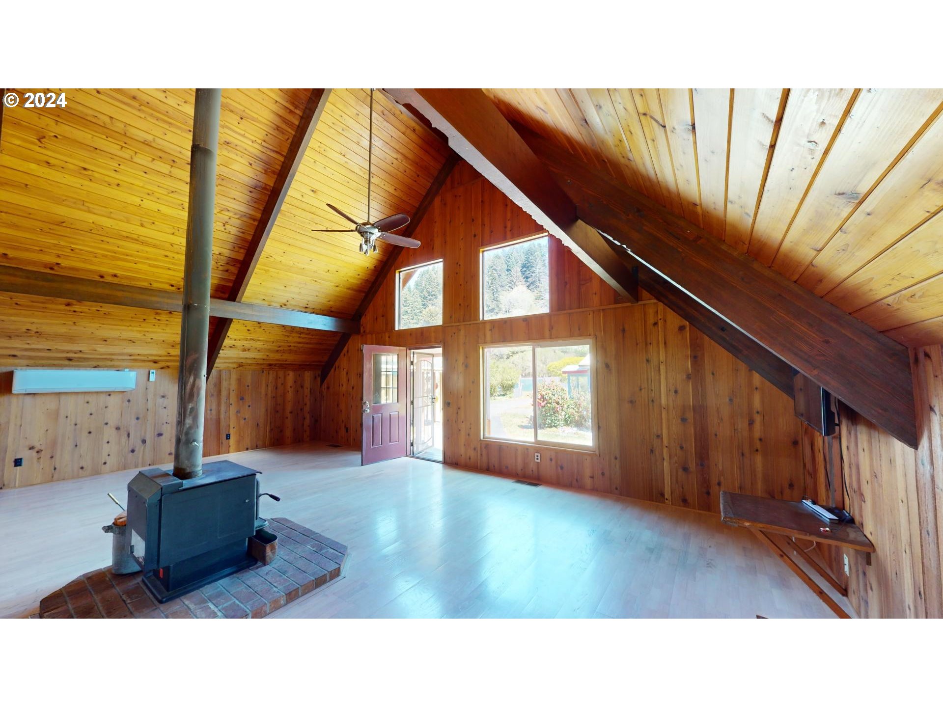 28230 Mateer Road Gold Beach, OR 97444 - Photo 8 of 40 Living Room
