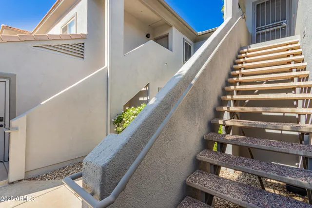 a view of entryway with a front door