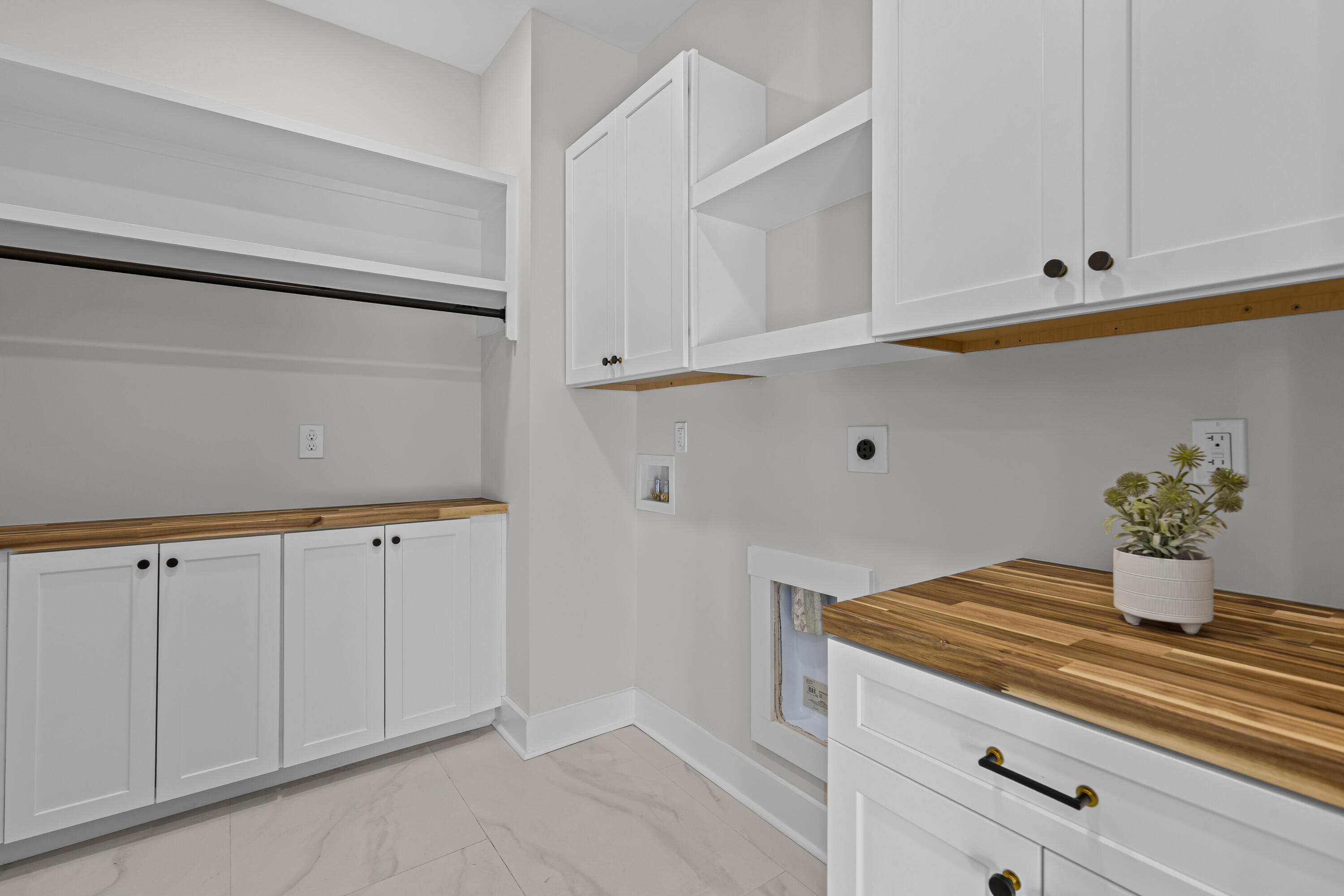 309 Magnolia Road Charleston, SC 29407 - Photo 23 of 46 Pantry/laundry