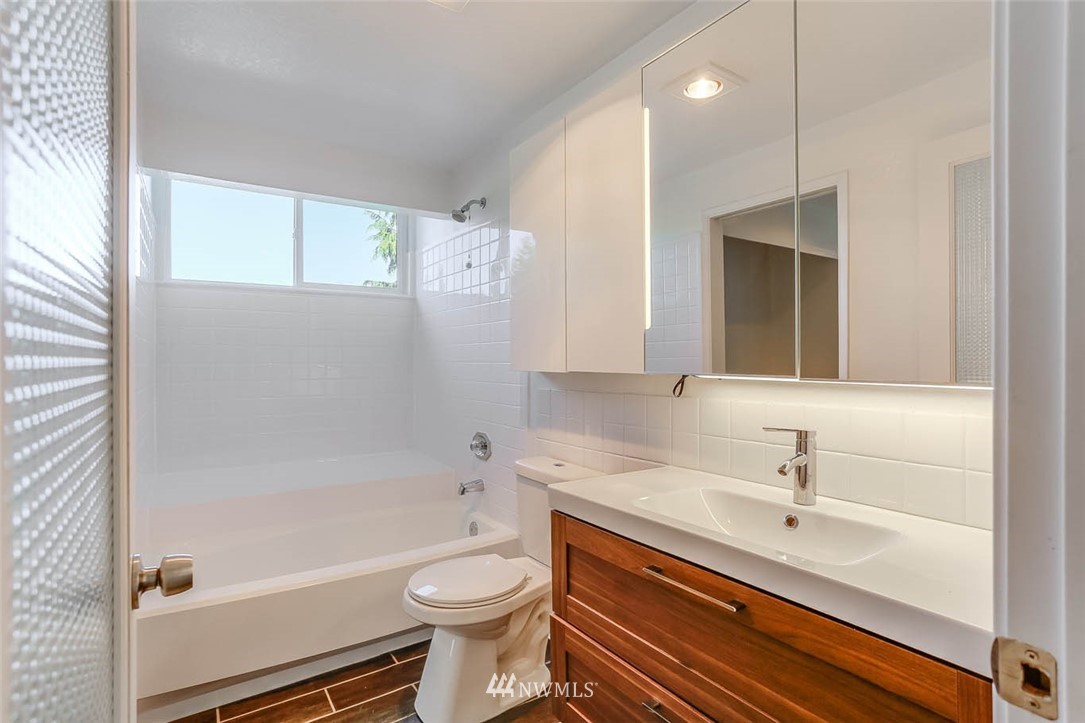 2515 Northeast 4th Street, Unit 531 Renton, WA 98056 - Photo 20 of 28 a bathroom with a sink a toilet and a bathtub