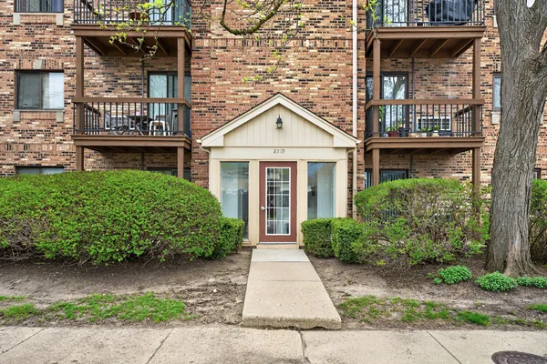 $156,500 | 2219 West Nichols Road, Unit 17A, Arlington Heights, IL 60004