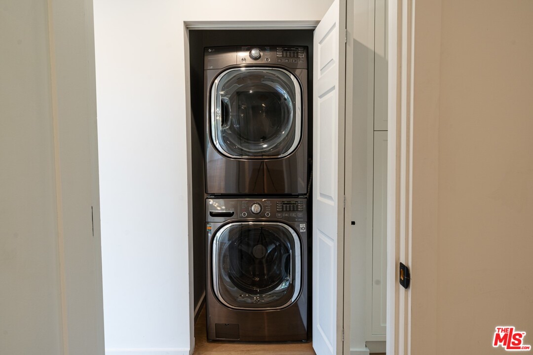 4518 Alla Road Los Angeles, CA 90066 - Photo 22 of 23 a utility room with dryer and washer