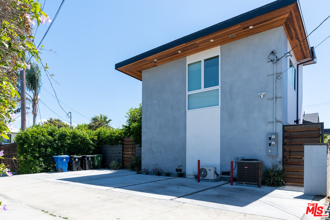 4518 Alla Road Los Angeles, CA 90066 - Photo 23 of 23 a backyard of a house with seating space