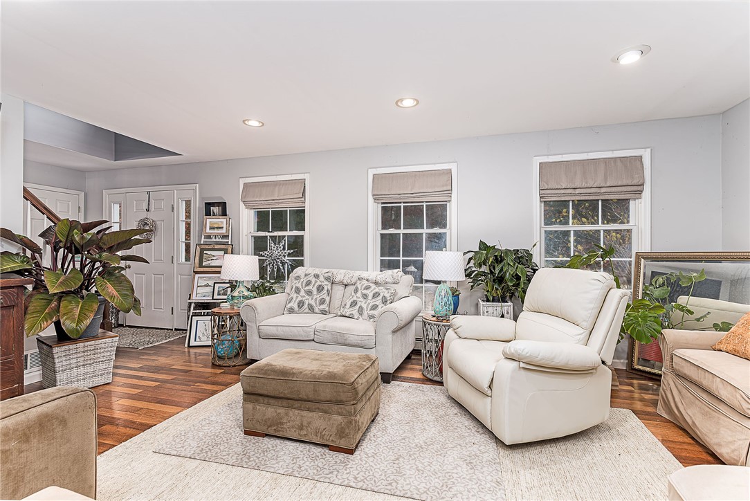 197 Old Coach Road Charlestown, RI 02813 - Photo 4 of 44 Livingroom