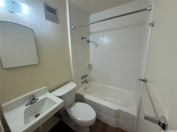 $1,200 | 952 Ahana Street, Unit 375, Honolulu, HI 96814