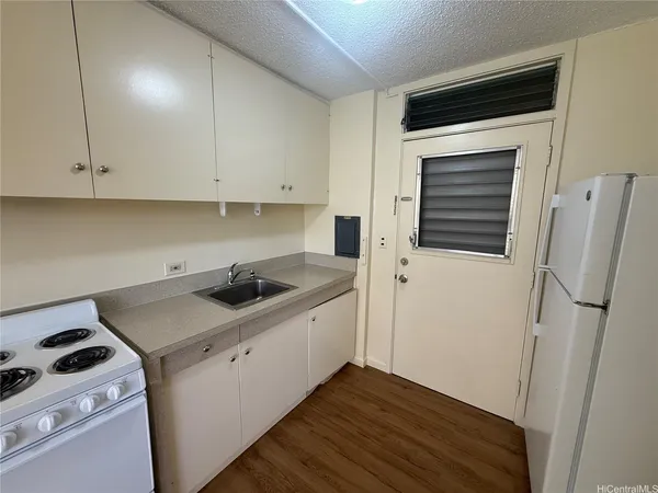 $1,200 | 952 Ahana Street, Unit 375, Honolulu, HI 96814