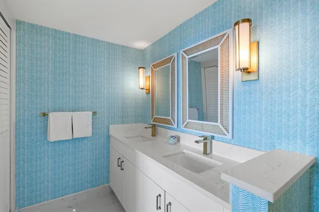 $1,175,000 | 800 North Tamiami Trail, Unit 1111, Sarasota, FL 34236