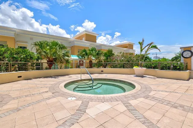 $1,175,000 | 800 North Tamiami Trail, Unit 1111, Sarasota, FL 34236