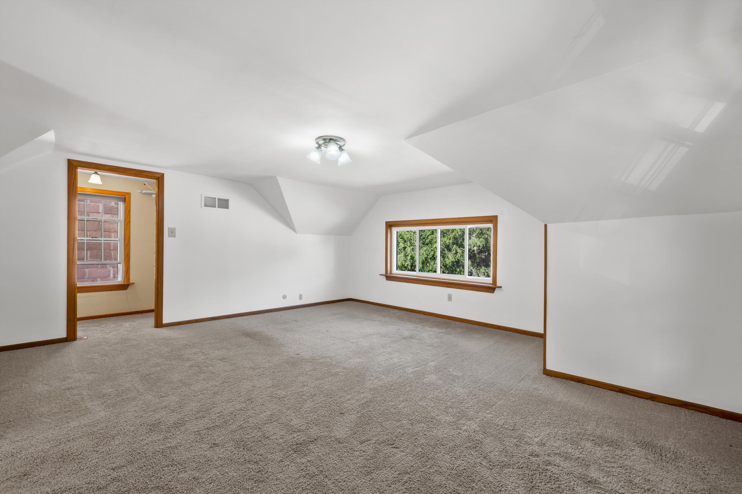 2961 South Delaware Avenue Milwaukee, WI 53207 - Photo 18 of 24 Generous Primary