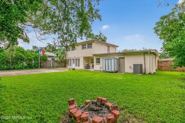 a view of a backyard