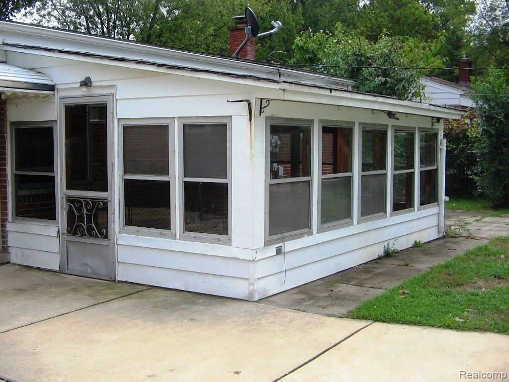 17339 Rougeway Street Livonia, MI 48152 - Photo 5 of 19 Sun Room