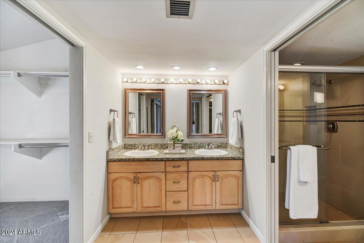 4438 East Camelback Road, Unit 154 Phoenix, AZ 85018 - Photo 11 of 22 Primary Bathroom