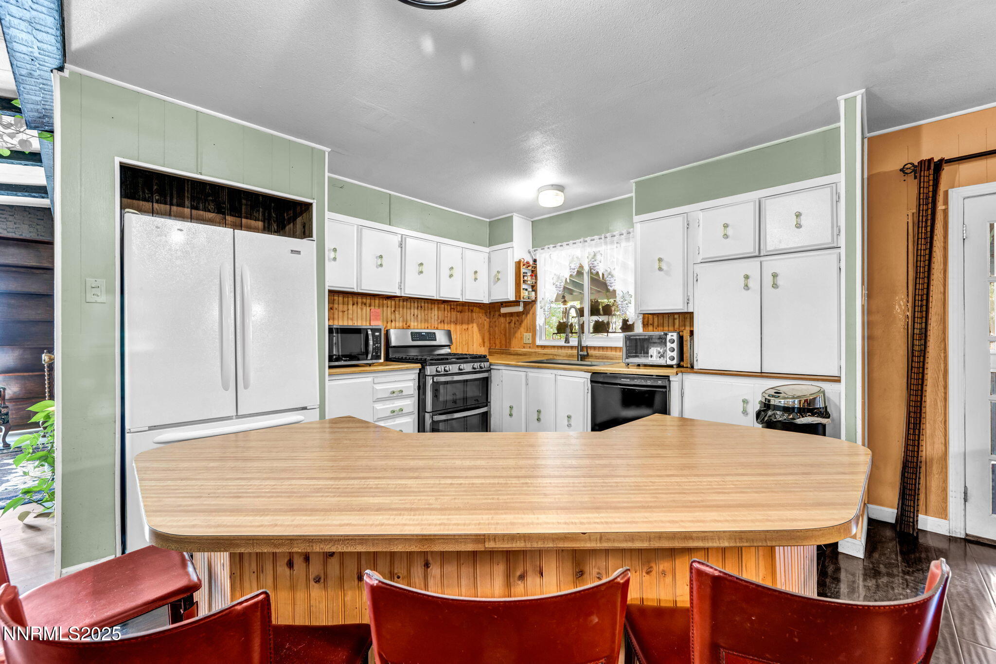 4000 Bobolink Circle Reno, NV 89508 - Photo 32 of 66 a kitchen with stainless steel appliances granite countertop a table chairs refrigerator and sink