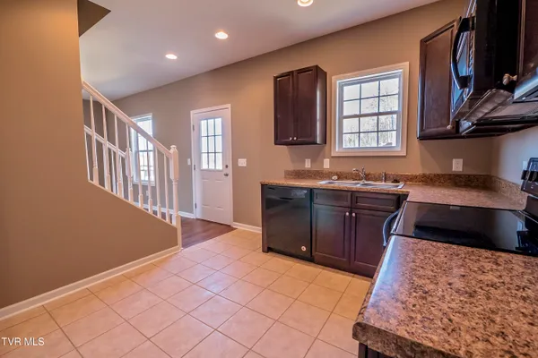 $1,800 | 1175 Martingale Square, Kingsport, TN 37663