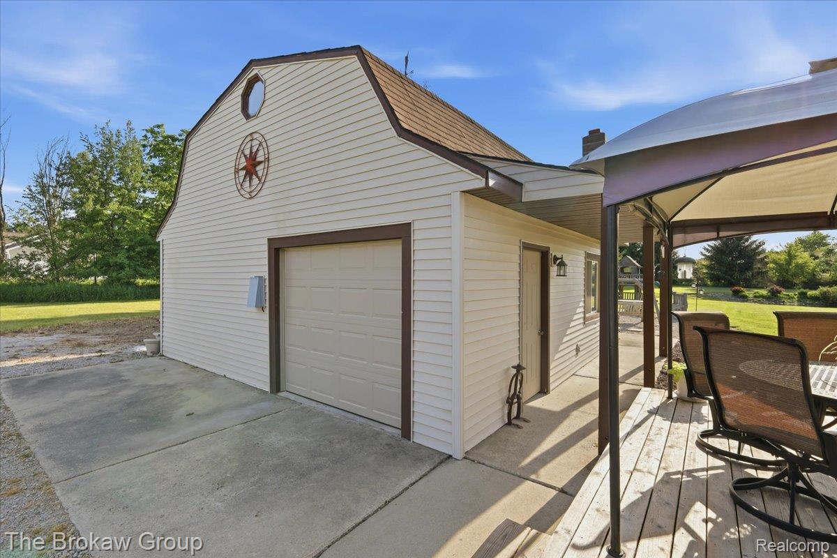 5461 North Henderson Road Davison, MI 48423 - Photo 49 of 64 Barn-style garage featuring a single bay door and an oval window