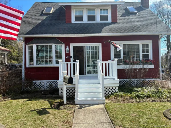 $699,000 | 21 Wellington Place, Amityville, NY 11701