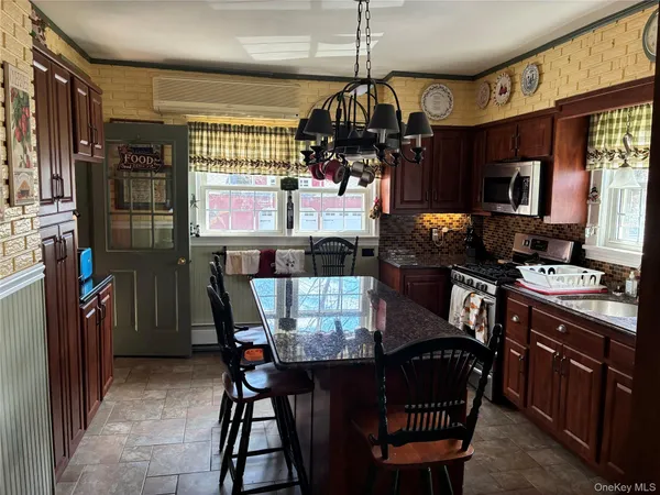 $699,000 | 21 Wellington Place, Amityville, NY 11701