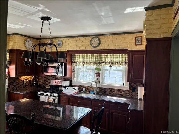 $699,000 | 21 Wellington Place, Amityville, NY 11701