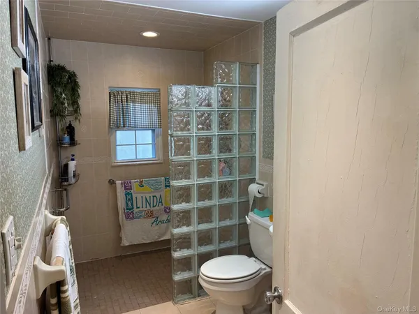 $699,000 | 21 Wellington Place, Amityville, NY 11701
